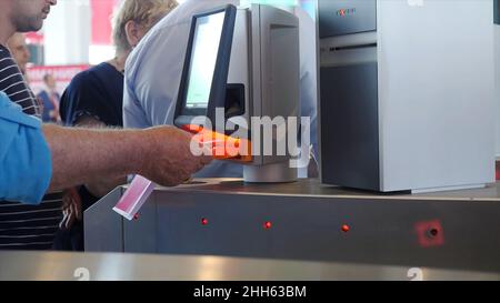 Eingang mit E-Pass. Medien. Automatischer Kontrollpunkt mit kontaktlosem Zugriff. Drehkreuz mit Kartenleser. Elektronischer Kontrollpunkt. Zutrittskontrollsystem. Stockfoto