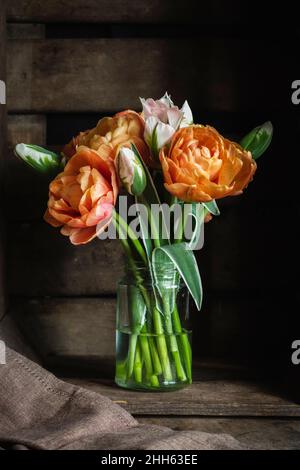 Studioaufnahme von Bouquet of Copper Image und China Town Tulpen Stockfoto