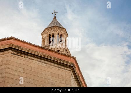 Historischer Glockenturm der Dominus-Kathedrale im Diokletianspalast, Split, Dalmatien, Kroatien Stockfoto