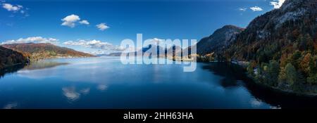 Österreich, Oberösterreich, Unterach am Attersee, Drohnenpanorama des Attersees Stockfoto