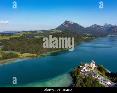 Österreich, Salzburg, Hof bei Salzburg, Drohnenblick auf den Fuschl-See und Schloss Fuschl im Sommer Stockfoto