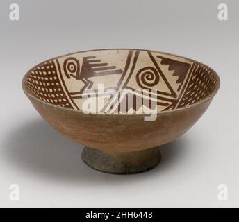 Podest Bowl 13th–16th Century Carchi viele Jahrhunderte vor der spanischen Eroberung im Jahr 1530s produzierten die Bewohner des Hochlandes zwischen Kolumbien und Ecuador Keramik, die in Gräbern und Schächten bis zu 130 Meter Tiefe gefunden wurden. Ein üblicher Gefäßtyp, von fast standardisierter Größe und Form, waren Schalen mit ringförmigen Ringelsockeln. Im Inneren mit einer breiten Palette von geometrischen Motiven und stilisierten menschlichen und tierischen Formen dekoriert, zeigen diese Schalen eine unendliche Vielfalt an formalen Anordnung. Oberflächen werden gebändert oder in Hälften, Drittel oder Viertel geschnitten, Teilungen, die immer exakt kalkig sind Stockfoto