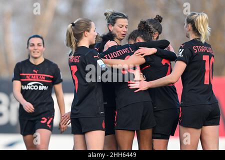 Mailand, Italien. 23rd Januar 2021. Vismara Sports Center, 23.01.22 Teamkollegen feiern Lindsey Thomas (#19 AC Mailand) nach 4-0 während der Frauen Serie A Spiel zwischen AC Mailand und UC Sampdoria im Vismara Sports Center in Mailand, Italien Cristiano Mazzi/SPP Kredit: SPP Sport Pressefoto. /Alamy Live News Stockfoto