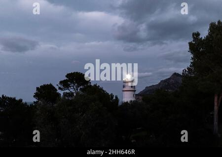 Historische Far des Cap Gros von Silhouette Bäume in der Nacht, Mallorca, Balearen, Spanien Stockfoto