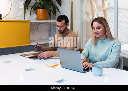 Kollegen aus der Wirtschaft arbeiten im Studio zusammen Stockfoto