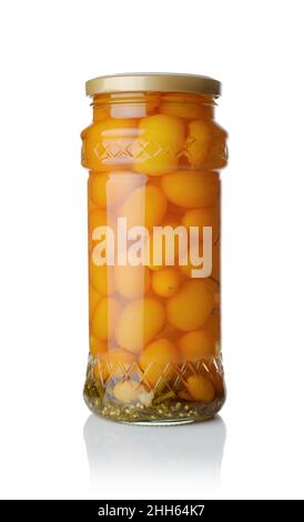 Eingelegte gelbe Kirschtomaten mit Gewürzen und Kräutern in einem Glas auf weiß isoliert. Stockfoto