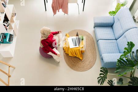 Schwanger Frau e-Learning Yoga auf Laptop zu Hause Stockfoto