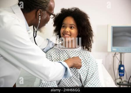 Arzt untersucht Herzschlag des Patienten im Krankenhaus Stockfoto