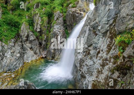 Panoramablick auf den Wasserfall auf dem Berg im Nationalpark Mercantour, Frankreich Stockfoto