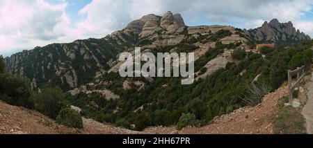 Landschaft am Wanderweg nach Ermita de Sant Joan über die Abtei Santa Maria de Montserrat, Katalonien, Spanien, Europa Stockfoto