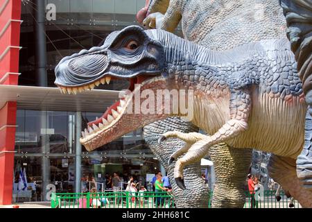 RISHON LEZION, ISRAEL - 20. MAI 2011: Dies ist ein Fragment der Exponate eines kleinen Jurassic Parks in der Nähe des Unterhaltungszentrums Cinema City. Stockfoto