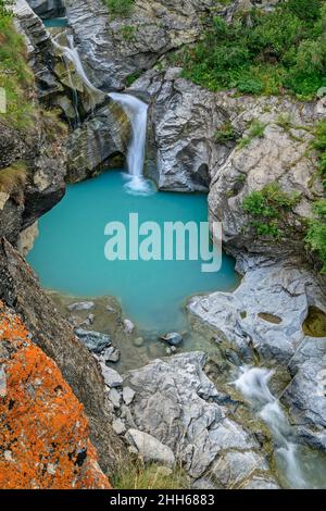 Schöne Aufnahme des Wasserfalls auf berühmten Felsformationen, Vanoise Nationalpark, Frankreich Stockfoto