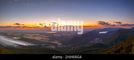 Australien, Victoria, Halls Gap, Panorama des Grampians National Park bei Sonnenaufgang mit Lake Lonsdale, Fyans und Bellfield im Hintergrund Stockfoto