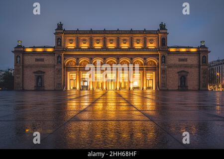 Deutschland, Hamburg, beleuchtete Fassade der Hamburger Kunsthalle in der Abenddämmerung Stockfoto