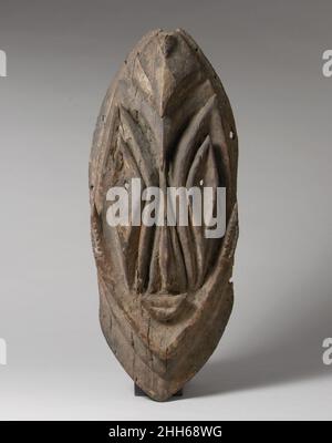 Maske der Romkun- oder Breri- oder Igana-Völker des 19th. Jahrhunderts (?) Diese Maske wurde wahrscheinlich von den Romkun-, Breri- oder Igana-Völkern der Ramu- und Guam-Flußvölker erstellt, deren Maskentraditionen weitgehend undokumentiert sind. Die durchbohrten Augen und kleinen Löcher an der Peripherie, die wahrscheinlich verwendet wurden, um sie an einem größeren Korbkopfschmuck zu befestigen, deuten darauf hin, dass es sich wahrscheinlich um eine Tanzmaske handelte. Tanzmasken unter den benachbarten Kominimung-Menschen haben ähnliche Bilder und dienten möglicherweise ähnlichen Funktionen. Die Kominimung-Tanzmasken werden von eingeleiteten Männern während ritueller Aufführungen getragen und zeigen bwongogo, uralte Geister, die für den Erfolg verantwortlich sind Stockfoto