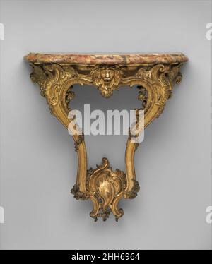 Konsolentisch ca. 1745–50 Französisch die asymmetrische Kartusche dieser kleinen Konsole, die geflügelten C- und umgedrehten C-Rollen und die Verwendung von Rocaille-Verzierungen offenbaren wesentliche Elemente des Rokoko-Stils, der seit 1730s in Kontinentaleuropa vorherrscht.Diese Konsole war Teil der Modellsammlung für Holzarbeiten, Verkleidung und Sitzmöbel des erfolgreichen Dekorationsunternehmens Maison Leys am Place de la Madeleine in Paris. Seit 1885 wurde das Geschäft von Georges Hoentschel geleitet, der die Sammlung 1903 in einer musealen Ausstellung am Boulevard Flandrin, Paris, installierte. Thr Stockfoto