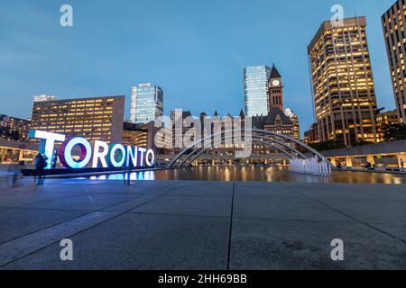 Kanada, Ontario, Toronto, Langzeitbelichtung von 3D Toronto Sign in Nathan Phillips Square in der Abenddämmerung Stockfoto