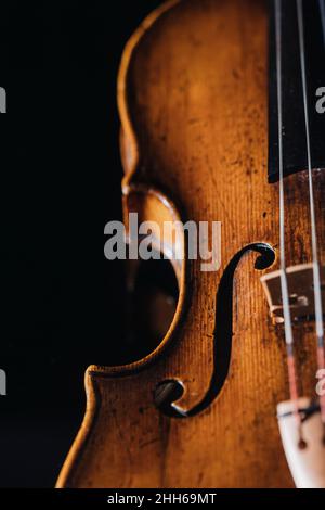 Nahaufnahme des F-Lochs der Geige Stockfoto