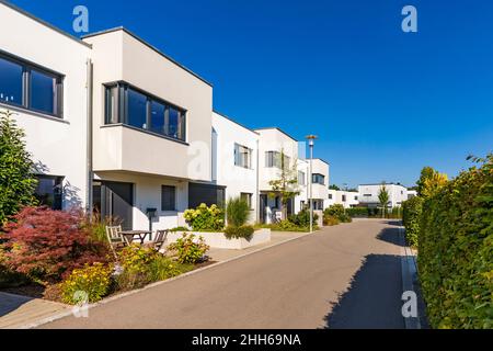 Deutschland, Bayern, Neu-Ulm, Vorstadt Häuser in Neubaugebiet Stockfoto