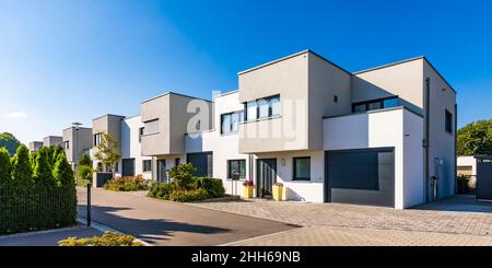 Deutschland, Bayern, Neu-Ulm, Vorstadt Häuser in Neubaugebiet Stockfoto