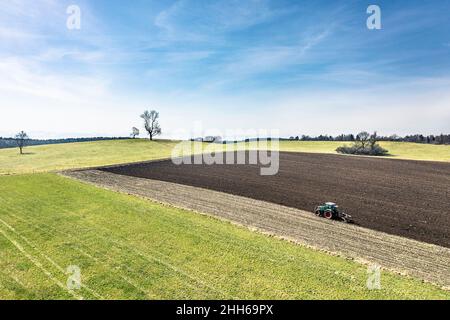 Luftaufnahme des Pflügefeldes des Traktors im Frühjahr Stockfoto