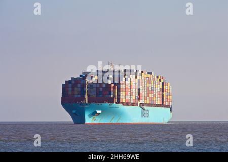 Das Containerschiff Maersk Edmonton gelangt in den Hafen von Felixstowe, Suffolk, Großbritannien Stockfoto