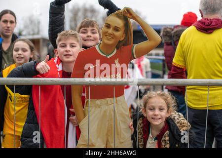 Bromley, Großbritannien. 23rd Januar 2022. Hayes Lane, Bromley, England, Ja Liverpool Fans mit einem Karton vor dem FA Womens Championship Spiel zwischen Crystal Palace und Liverpool in Hayes Lane, Bromley, England am 23rd. Januar 2022. Stephen Flynn/SPP Kredit: SPP Sport Pressefoto. /Alamy Live News Stockfoto