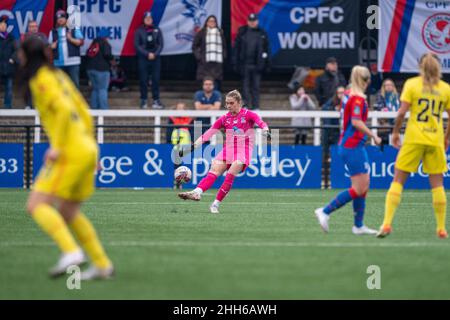 Bromley, Großbritannien. 23rd Januar 2022. Hayes Lane, Bromley, England, 23rd 2022. Januar Emily Orman (13 Crystal Palace) tritt beim FA Womens Championship-Spiel zwischen Crystal Palace und Liverpool am 23rd. Januar 2022 in Hayes Lane, Bromley, England, klar aus. Stephen Flynn/SPP Kredit: SPP Sport Pressefoto. /Alamy Live News Stockfoto