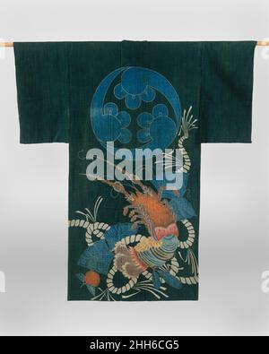 Kimono-förmiges Deckblatt (Yogi) mit Hummer und Wappen Mitte des 19th. Jahrhunderts Japan Tsutsugaki, oder „Tubenzeichnung“, ist eine Freihand-Methode der Farbresistent. Für diese Technik zieht der Künstler zunächst direkt auf das Baumwollgewebe, indem er die Reispaste aus einer Tube (tsutsu) zusammendrückt, ähnlich wie in einem Gebäckbeutel, und taucht dann das Textil in Indigo-Farbstoff ein. Tsutsugaki-Textilien, wie das ausgestellte kimonoförmige Deckblatt, sind oft mit handaufgebrachten Details, meist grau oder rot, weiter verziert, die nach dem Färben bemalt werden.bei Gebrauch werden warm eingekleidete Yogi über den Schläfer verteilt, mit Stockfoto