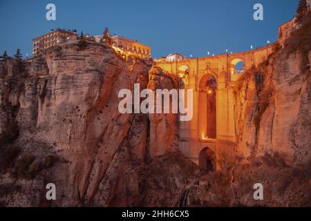 Landschaft der tiefen Schlucht El Tajo und der berühmten Brücke puente nuevo in Ronda Andalusien Stockfoto