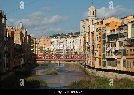 Brücke Pont de les Peixateries Velles über den Fluss Onyar in Girona, Katalonien, Spanien, Europa Stockfoto