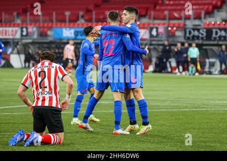 Rotterdam, Niederlande. 23rd Januar 2022. ROTTERDAM, NIEDERLANDE - JANUAR 23: Anastasios Douvikas vom FC Utrecht feiert sein Ziel mit Sander van de Streek vom FC Utrecht, Dirk Abels von Sparta Rotterdam enttäuscht während des niederländischen Eredivisie-Spiels zwischen Sparta Rotterdam und FC Utrecht am 23. Januar 2022 in Het Kasteel in Rotterdam, Niederlande (Foto von Herman Dingler/Orange Picters) Quelle: Orange Pics BV/Alamy Live News Stockfoto