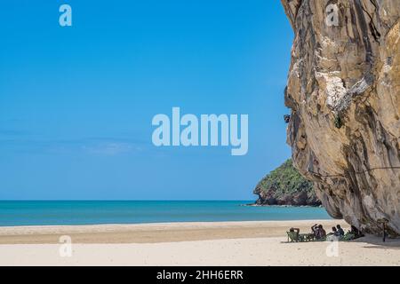 Strandleben am Khao Kalok Strand südlich von Hua hin in der Prachuap Khiri Khan Provinz in Thailand Stockfoto