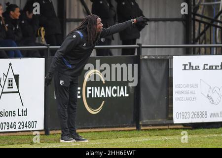 Kings Langley, Großbritannien. 23rd. Januar 2022. Kings Langley Giffon Noel Williams (Interim Manager watford) gibt während des FA-Womens-Championship-Spiels zwischen Watford und Blackburn Rovers Anweisungen - im Orbital Fasteners Stadium - Kings Langley, England Kevin Hodgson /SPP Credit: SPP Sport Press Photo. /Alamy Live News Stockfoto