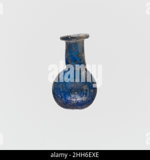Parfümflasche aus Glas 1st. Jahrhundert n. Chr. Roman Miniatur ParfümbodenDurchscheinendes Blau.Rand ausgeklappt, über und in, oben abgeflacht; lang, Zylindrischer Hals, um die Basis eingedreht; lentoider Körper mit beidseitig eingedornten Einbuchungen; runder Boden.intakt; einige Nadelstichtblasen; stumpfen, Lochfraß, Und schillernde Verwitterung. Parfümflasche aus Glas. Roman. 1st Jahrhundert n. Chr.. Glas; geblasen und nachgerüstet. Frühkaiserlich. Glas Stockfoto