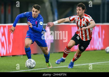 Rotterdam, Niederlande. 23rd Januar 2022. ROTTERDAM, NIEDERLANDE - 23. JANUAR: Anastasios Douvikas vom FC Utrecht, Dirk Abels von Sparta Rotterdam während des niederländischen Eredivisie-Spiels zwischen Sparta Rotterdam und dem FC Utrecht am 23. Januar 2022 in Het Kasteel in Rotterdam, Niederlande (Foto von Herman Dingler/Orange Picics) Credit: Orange Pics BV/Alamy Live News Stockfoto