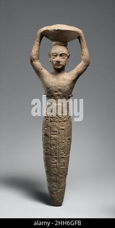 Grundfigur von Ur-Namma mit Korb ca. 2112–2095 v. Chr. Neo-Sumerian Diese massivgegossene Figur zeigt eine männliche Figur, bartlos und mit einem rasierten Kopf, die einen Korb mit Erde über seinem Kopf trägt. Der Korb kann darauf hinweisen, dass die Figur an zeremoniellen Bauaktivitäten teilnimmt, wie zum Beispiel an der Zeremonie zur Herstellung des ersten Ziegels, die in Texten aus dieser Zeit festgehalten ist. Die Keilschrifteinschrift auf dem Stift identifiziert es als eine, die im Fundament eines Tempels von Inanna hinterlegt wurde, der vom Ur-III-Herrscher Ur-Namma restauriert oder erbaut wurde. Gründungsfigur der Holding Ur-Namma Stockfoto