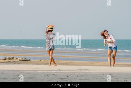 Strandleben am Khao Kalok Strand südlich von Hua hin in der Prachuap Khiri Khan Provinz in Thailand Stockfoto