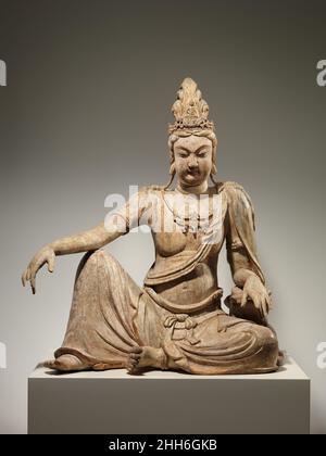 Bodhisattva Avalokiteshvara in Wassermondform (Shuiyue Guanyin) 11th. Jahrhundert China nach dem zehnten Jahrhundert zeigt eine der prominentesten Darstellungen von Avalokiteshvara den Bodhisattva, der mit dem rechten Knie angehoben und dem linken Bein vor dem Körper gekreuzt wurde. Die Haltung stellt die Manifestation des Wassermondes dar, verstanden als eine Darstellung der Göttlichkeit in seinem Reinen Land oder persönlichen Paradies. Avalokiteshvara’s Pure Land, bekannt als Mount Potalaka, wurde ursprünglich als auf einer Insel irgendwo südlich von Indien gedacht. Durch die Ming-Dynastie (1368–1644) war dieses mythische Paradies IDE gewesen Stockfoto