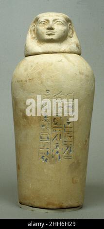 Canopic Jar of Manhata Ca. 1479–1425 v. Chr. Neues Königreich zwei Kanopiegefäße mit dem Namen Manhata sind im Museum ausgestellt (18,8.1a, b, .3a, b). Diese sind Teil eines Sets von Gefäßen, die einst die vier inneren Organe hielten, die während des Mumifizierungsprozesses entfernt wurden. Jedes ist mit einem Text beschriftet, der die Orgel im Inneren unter dem Schutz eines der vier Söhne des Horus platziert. Manhata, deren Name nahelegt, dass sie aus Westasien kam, hatte auch ein silbernes Trankopfer (18,8.22a, b) und ein Herzamulett (26,8.144) mit ihrem Namen beschriftet. Canopic Jar of Manhata 548644 Stockfoto