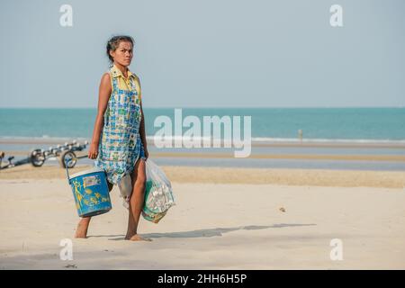 Kellnerin am Khao Kalok Strand südlich von Hua hin in der Prachuap Khiri Khan Provinz in Thailand Stockfoto