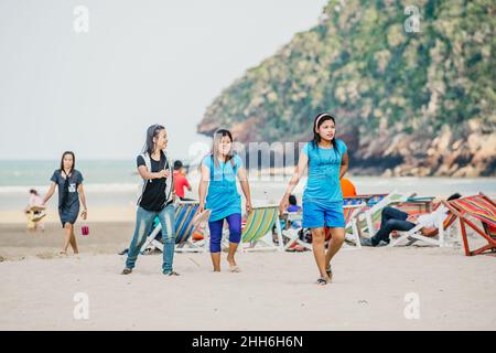 Kellnerinnen am Khao Kalok Strand südlich von Hua hin in der Prachuap Khiri Khan Provinz in Thailand Stockfoto
