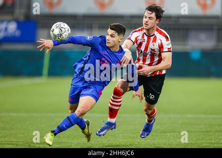 ROTTERDAM, NIEDERLANDE - 23. JANUAR: Anastasios Douvikas vom FC Utrecht, Dirk Abels von Sparta Rotterdam während des niederländischen Eredivisie-Spiels zwischen Sparta Rotterdam und dem FC Utrecht am 23. Januar 2022 in Het Kasteel in Rotterdam, Niederlande (Foto: Herman Dingler/Orange Picts) Stockfoto