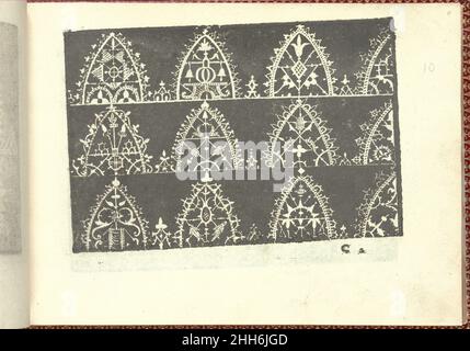 Corona delle Nobili et Virtuose Donne: Libro I-IV, Seite 10 (recto) 1601 Cesare Vecellio Italienisch Herausgegeben von Cesare Vecellio, Italienisch, Pieve di Cadore 1521-1601 Venedig, Venedig.von oben nach unten und von links nach rechts:Design bestehend aus 3 horizontalen Registern. Jedes Register ist mit 4 dreieckigen Motiven verziert, die mit einem anderen Blumen- und Blattmuster verziert sind. Corona delle Nobili et Virtuose Donne: Libro I-IV, Seite 10 (recto). 1601. Holzschnitt. Cesare Vecellio (Italienisch, Pieve di Cadore 1521–1601 Venice) , Venedig Stockfoto
