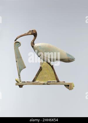 Inlay, das Thoth als den Ibis mit einer maat-Feder darstellt 4th. Jahrhundert v. Chr. späte Periode–ptolemäische Periode Dieses exquisite Inlay aus einem Schrein zeigt Thoth, gott des Schreibens und aller intellektuellen Dinge, als Ibis, der auf einem Standard läuft. Sein Schnabel wird von einer Feder gestützt – dem Symbol der Maat, der Göttin der Gerechtigkeit und eng mit Thoth verbunden. Der Künstler hat den stopfenden Schritt des Vogels, der jeden Schritt zu betrachten scheint, wunderschön eingefangen. Intarsien, die Thoth als Ibis mit einer maat-Feder darstellen. 4th Jahrhundert v. Chr.. Fayence. Späte Periode – Ptolemäische Periode. Aus Ägypten; möglicherweise aus der Stockfoto