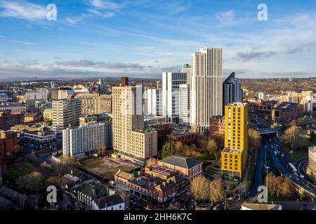 LEEDS, GROSSBRITANNIEN - 12. JANUAR 2022. Eine Luftaufnahme der Gebäude und Architektur im Finanzviertel der Innenstadt von Leeds in West Yorkshire Stockfoto