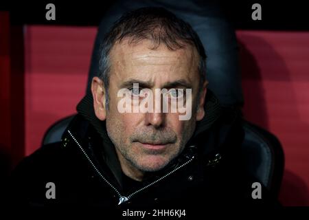 ISTANBOEL, TÜRKEI - 23. JANUAR: Cheftrainer Abdullah Avci von Trabzonspor während des türkischen Super Lig-Spiels zwischen Galatasaray und Trabzonspor am 23. Januar 2022 in Nef Stadyumu in Istanbuls, Türkei (Foto von /Orange Picches) Stockfoto