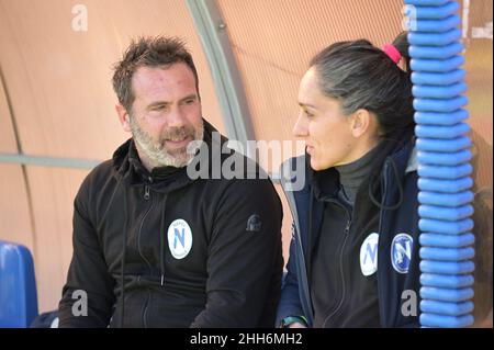 Der Napoli Femminile Coach Giulia Domenichetti der zweite Trainer Roberto Castorina während des italienischen Serie A Women 2021/2022 Matches zwischen Napoli Femminile und AS Roma Femminile am 23. Januar 2022 im Stadion Giuseppe Piccolo in Cercola Italien Stockfoto