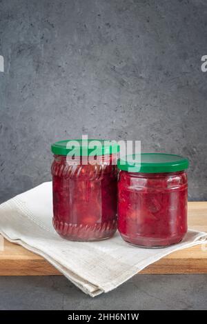 Hausgemachte Konservenkonserven: Rüben in einem Glasgefäß, in Dosen mit Tomaten, Zwiebeln, Karotten zum Kochen Borscht, mit einem Metalldeckel verschlossen. Vorderansicht, Kopierbereich Stockfoto