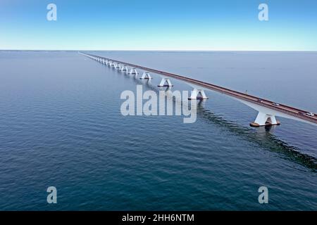 Luftaufnahme auf der längsten Brücke der Niederlande überspannt die Zealand-Brücke die östliche Schelde-Mündung, verbindet die Inseln Schouwen-Duiveland und Noord-Beve Stockfoto